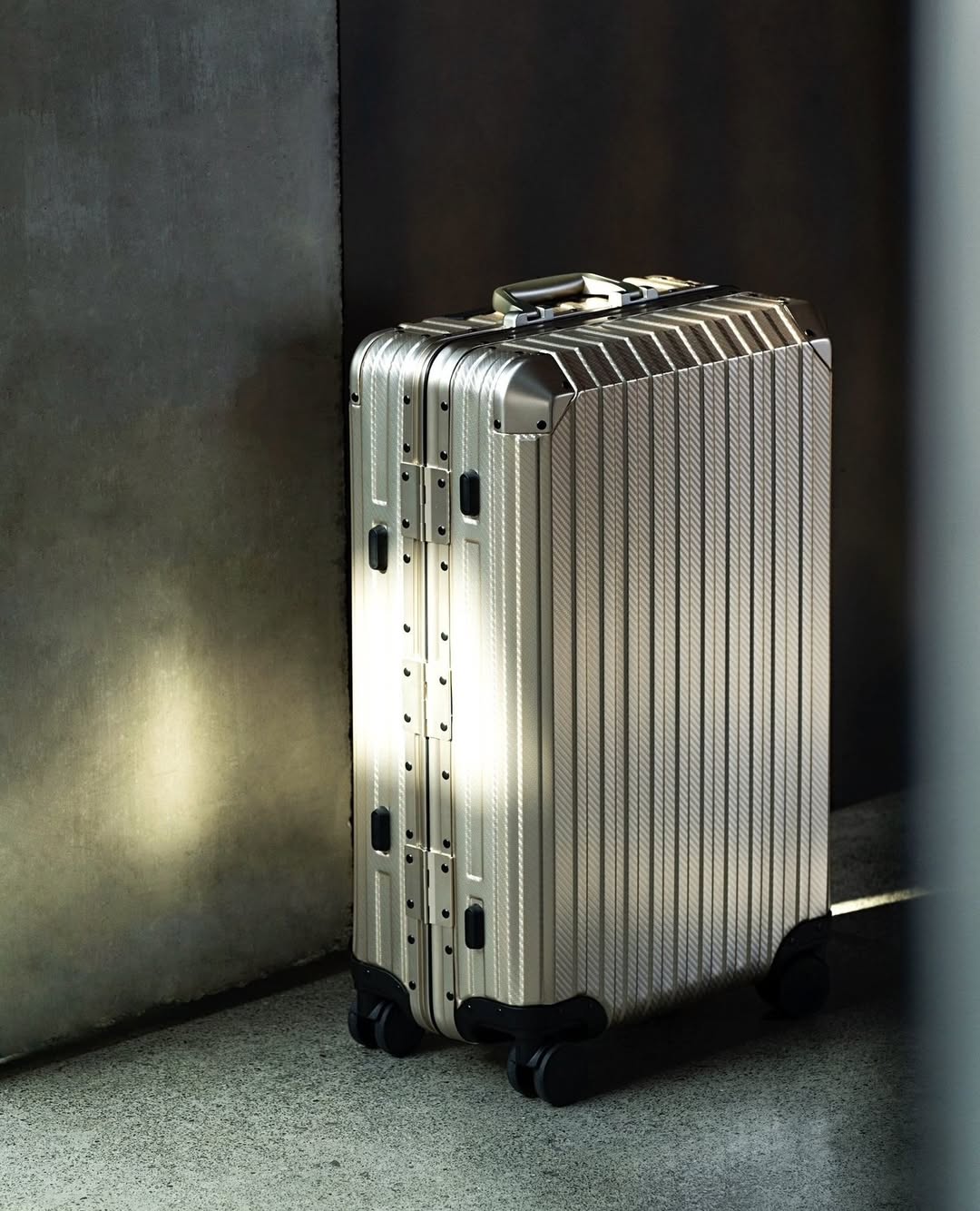 Rova Aluminum Suitcase Champagne