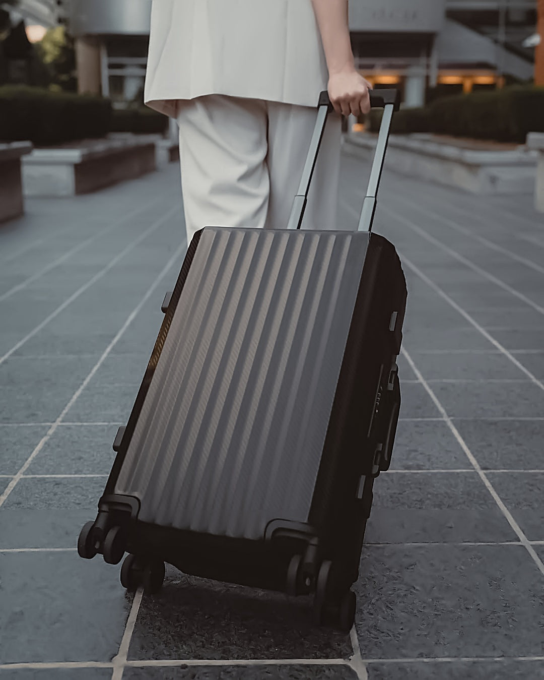 Rova Aluminum Suitcase Black MERRU