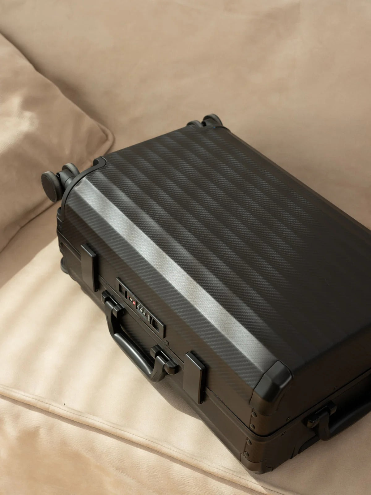 Frame Aluminum Suitcase Black MERRU